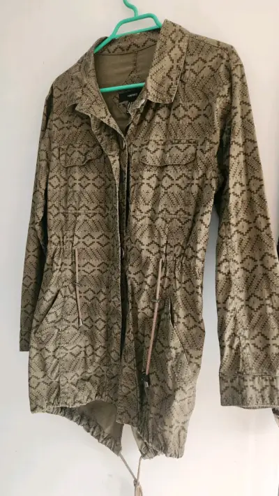 Chaqueta casual estampada Forever 21 talla M - miniatura 3