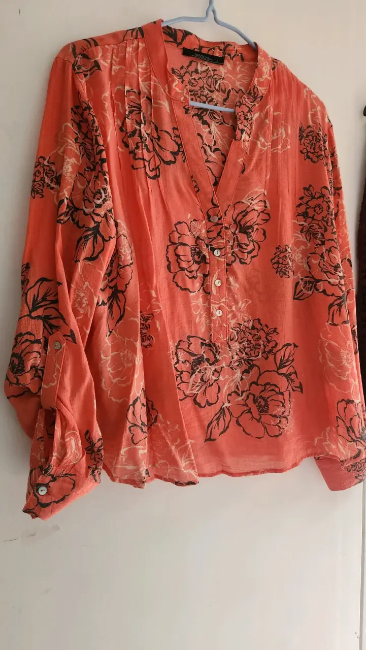 Blusa floral coral con botones - 1