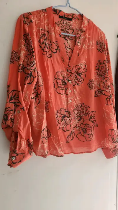 Blusa floral coral con botones - miniatura 1