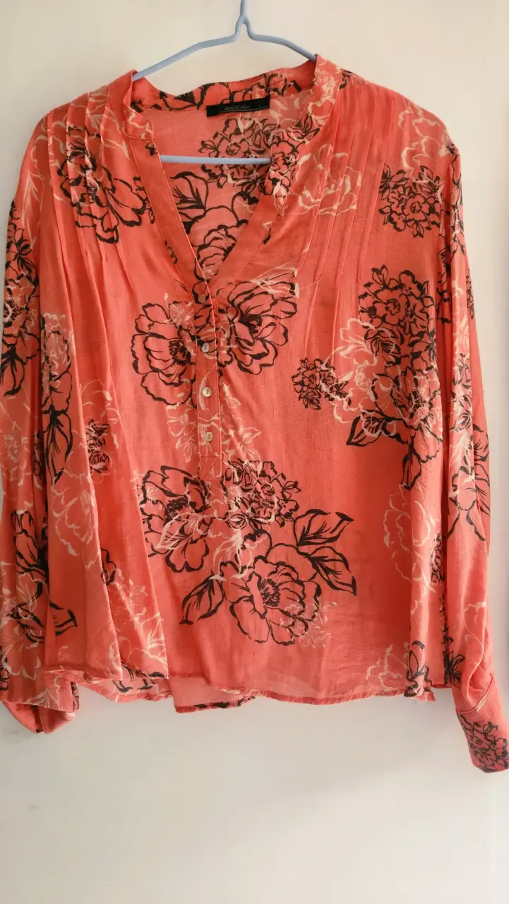Blusa floral coral con botones - 4