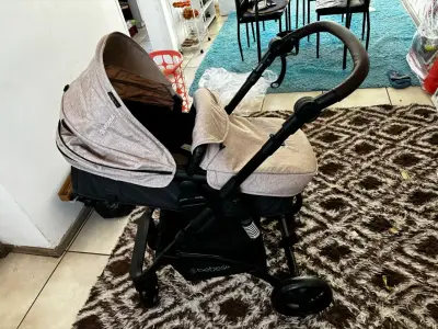Coche de bebé Bebesit con capota beige - miniatura 1