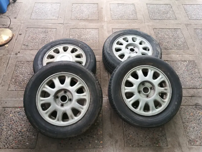 Juego de 4 llantas con neumáticos 185/65R14 - 1