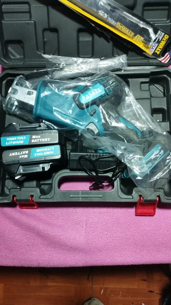 Sierra Sable Inalámbrica con Baterías y Estuche - 2