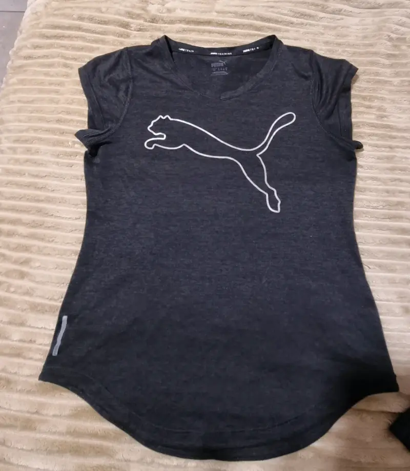 Polera deportiva negra Puma para mujer