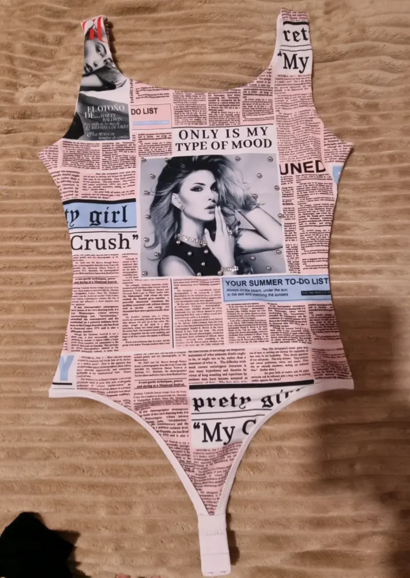 Body de mujer con estampado de periódico - 1