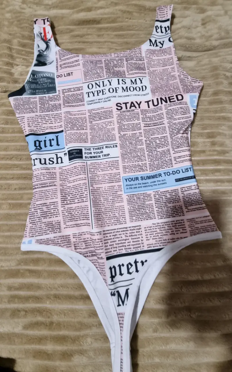 Body de mujer con estampado de periódico - 2