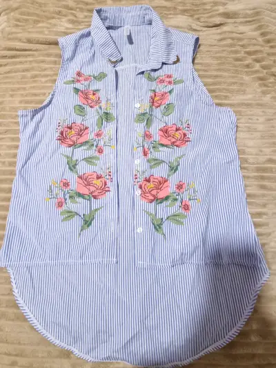 Blusa sin mangas con bordado floral - miniatura 1