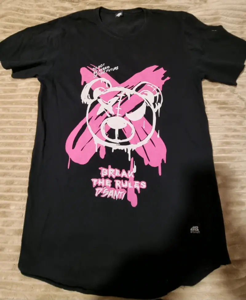 Polera negra con diseño de oso y texto