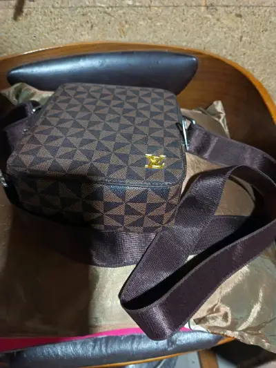 Bolso bandolera marrón con diseño geométrico - miniatura 1