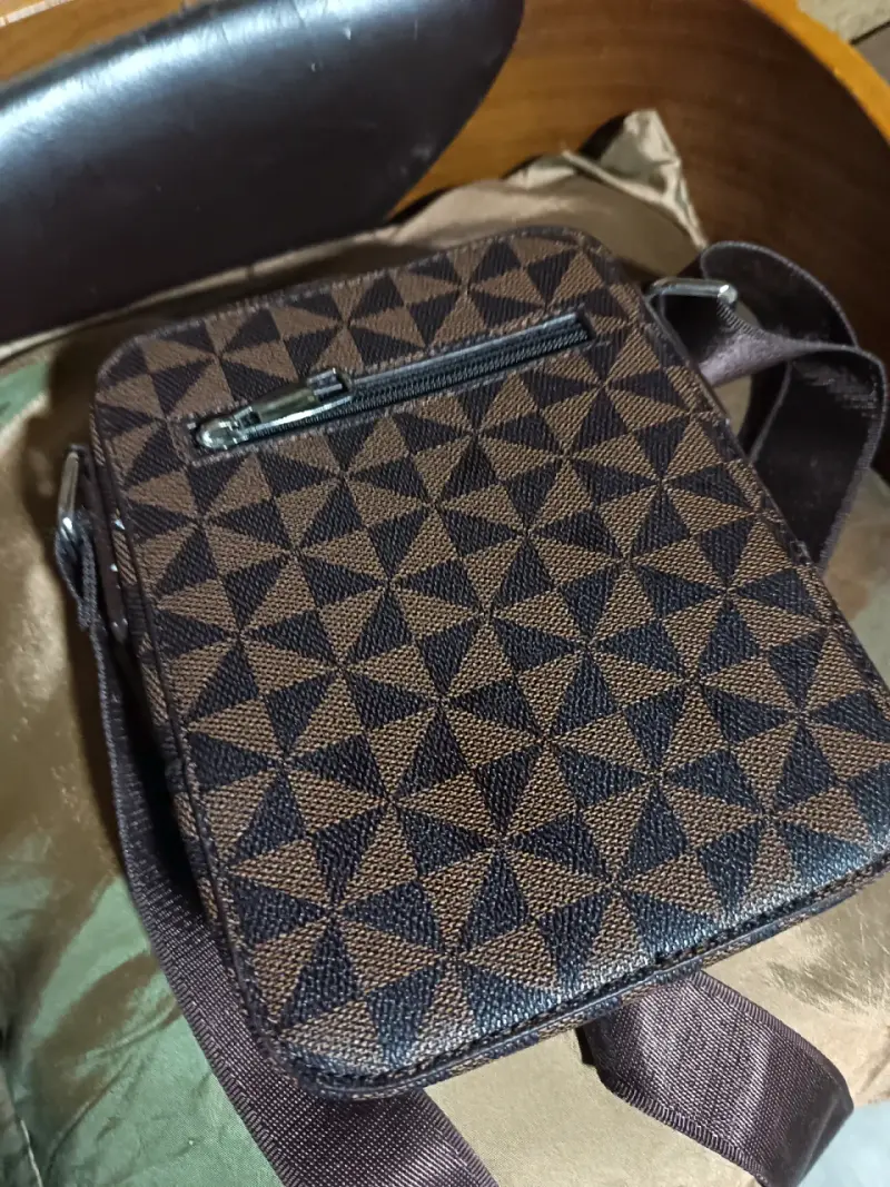 Bolso bandolera marrón con diseño geométrico - 2