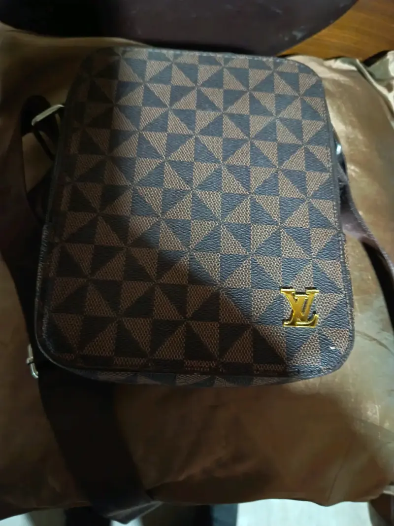 Bolso bandolera marrón con diseño geométrico - 3