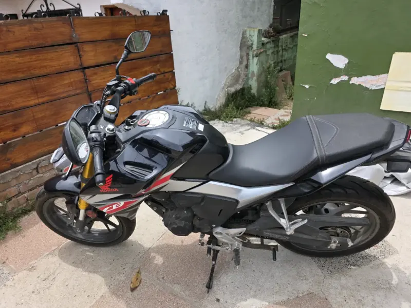 Moto Honda CB190 2023 con accesorios - 2