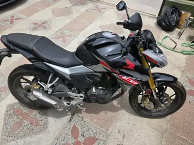 Moto Honda CB190 2023 con accesorios - miniatura 3