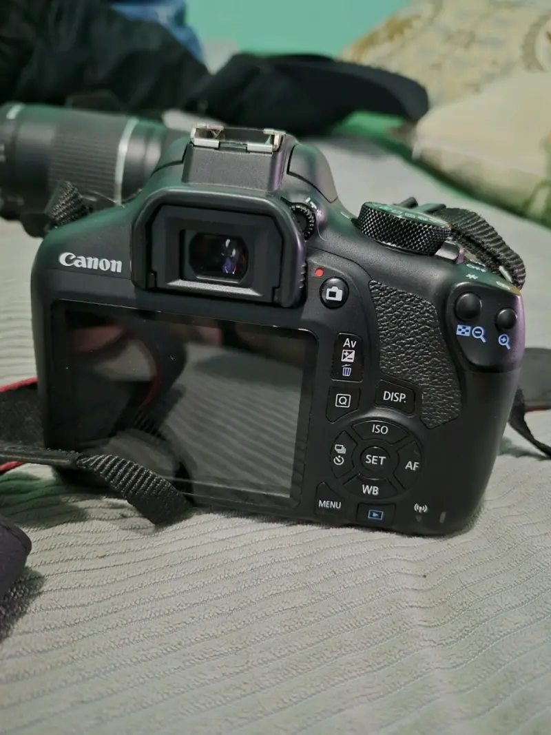 Cámara Canon EOS T6 con lente y accesorios - 2