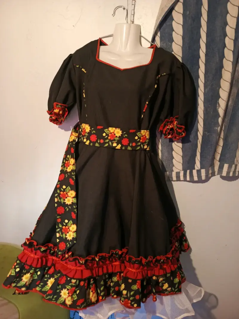 Vestido típico chileno con flores y volantes