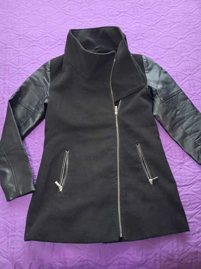 Abrigo negro con mangas de cuero para mujer