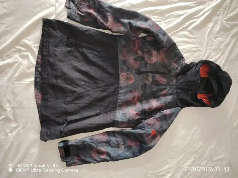 Chaqueta impermeable con capucha y diseño floral - 1