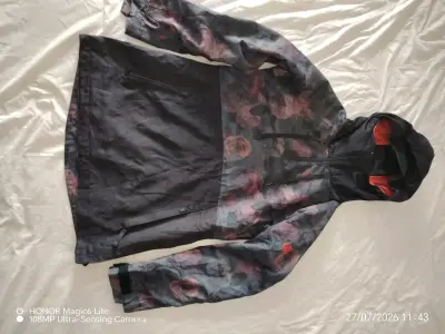 Chaqueta impermeable con capucha y diseño floral - miniatura 1