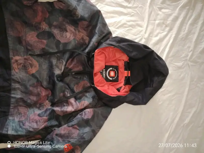 Chaqueta impermeable con capucha y diseño floral - 2