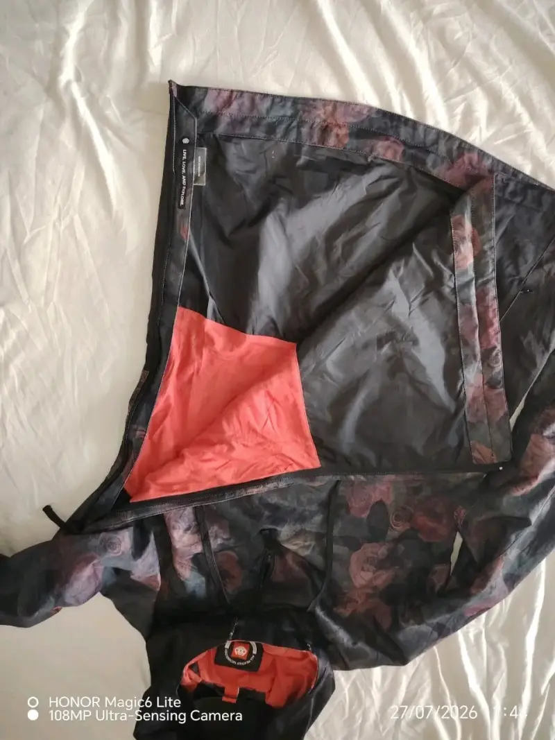 Chaqueta impermeable con capucha y diseño floral - 3
