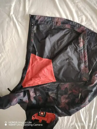 Chaqueta impermeable con capucha y diseño floral - miniatura 3