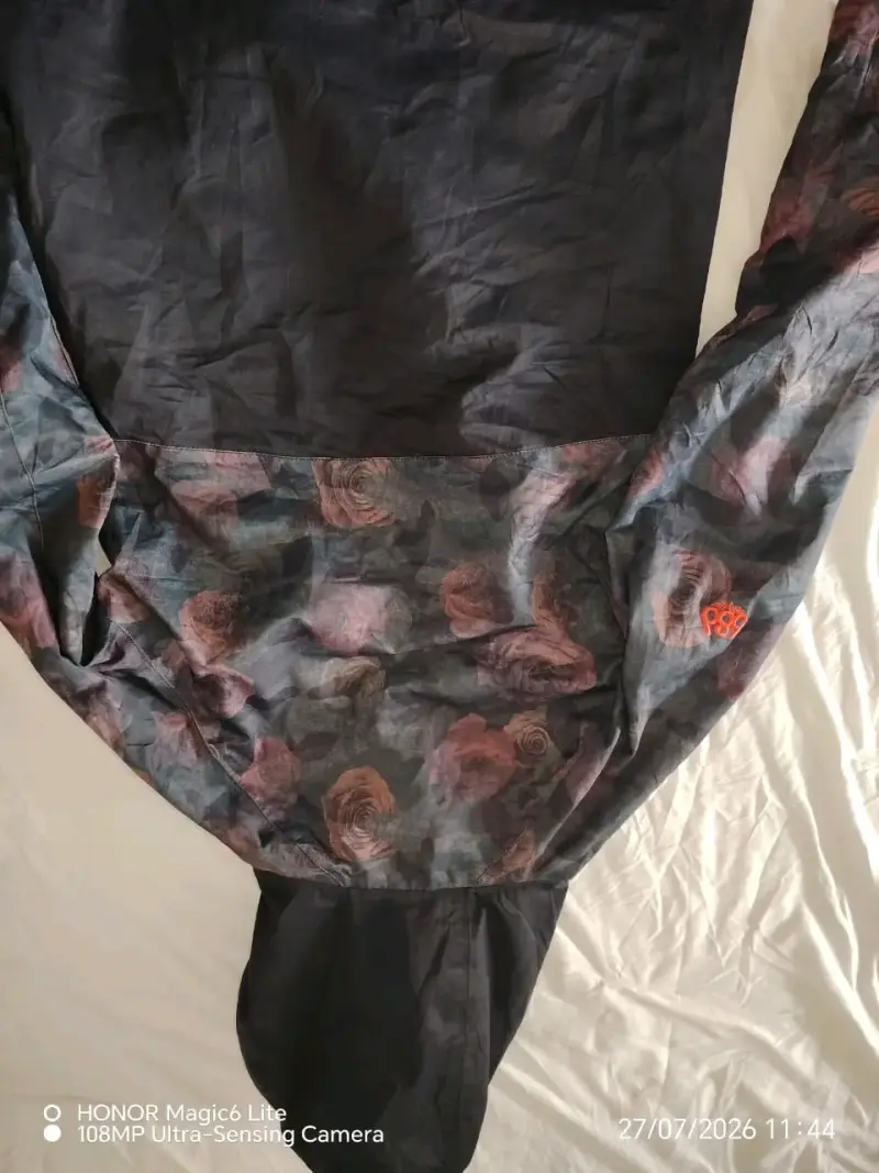 Chaqueta impermeable con capucha y diseño floral - 5
