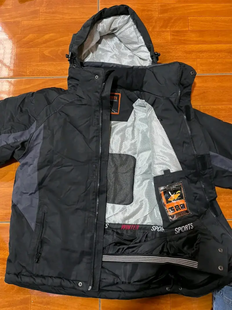 Chaqueta de invierno deportiva negra con capucha - 1
