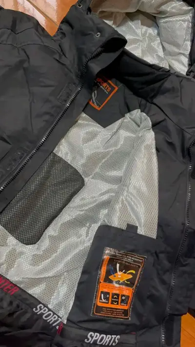 Chaqueta de invierno deportiva negra con capucha - miniatura 2