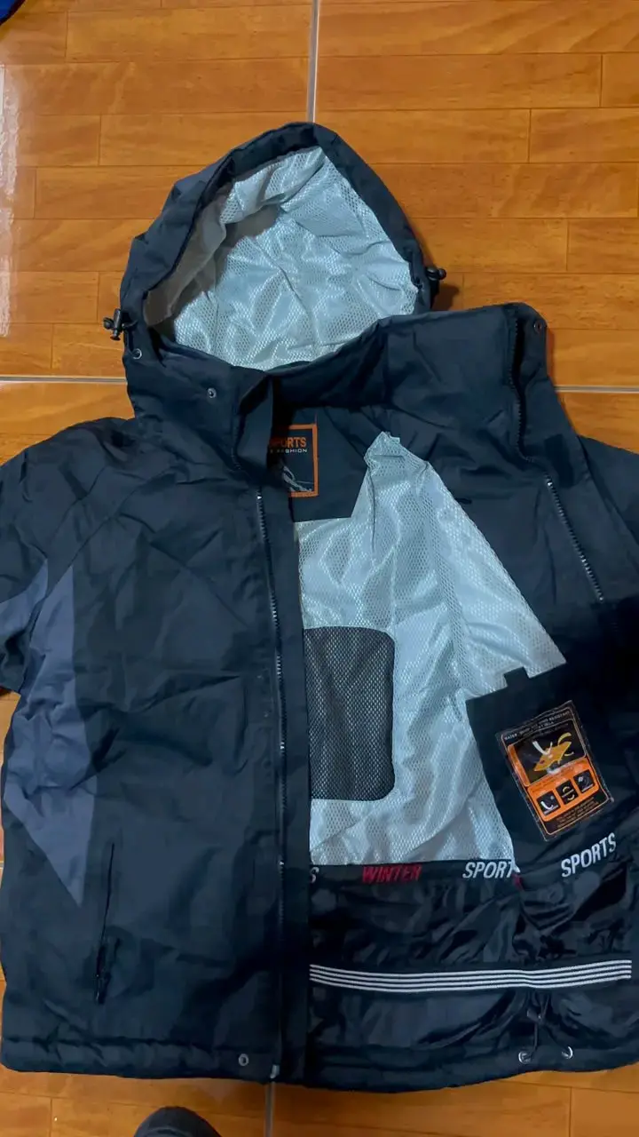 Chaqueta de invierno deportiva negra con capucha - 3