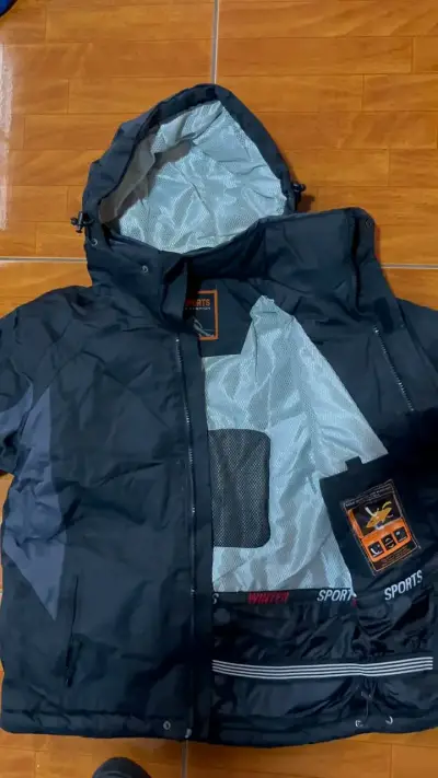 Chaqueta de invierno deportiva negra con capucha - miniatura 3