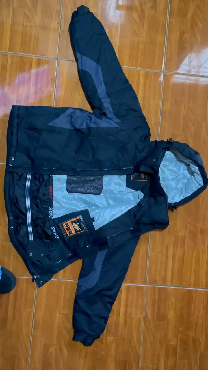 Chaqueta de invierno deportiva negra con capucha - 4