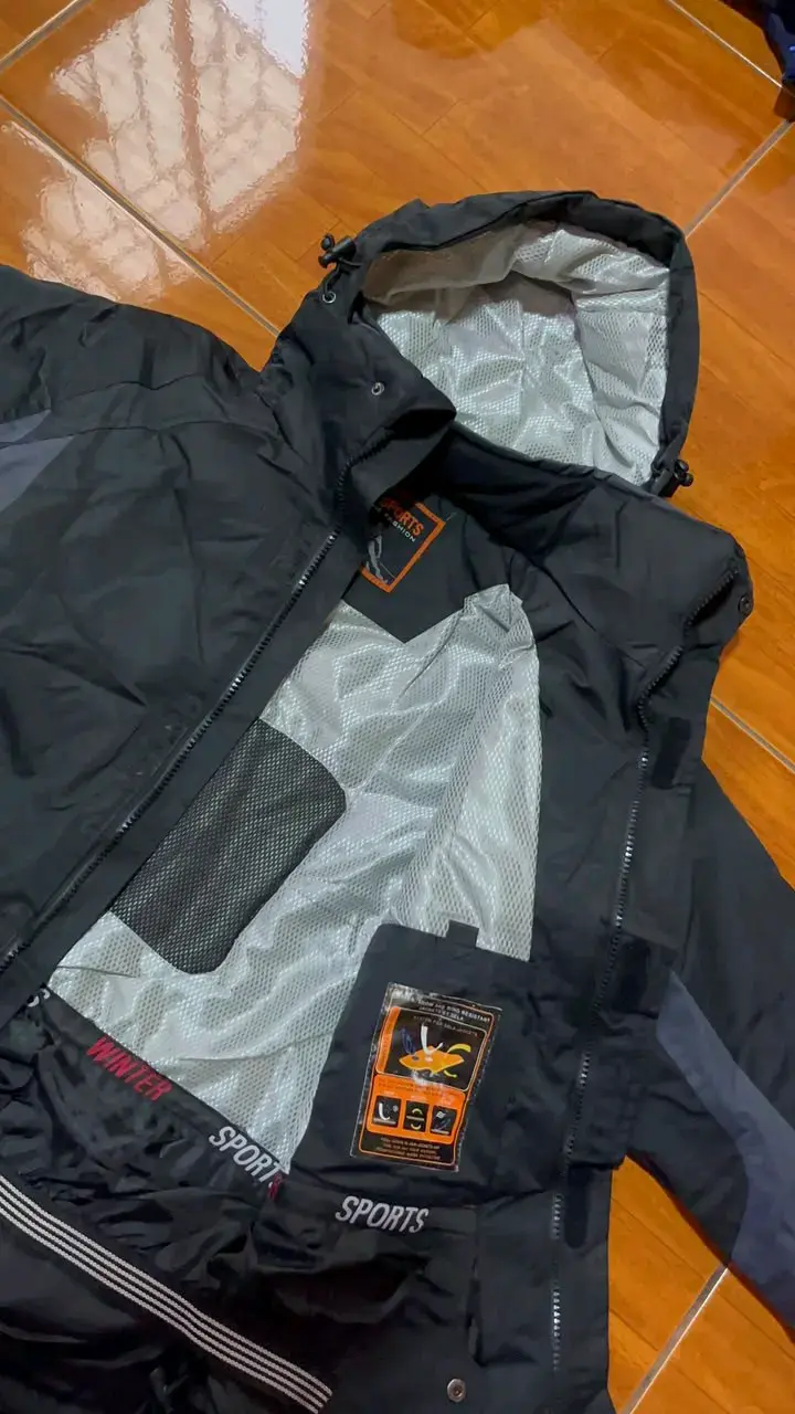 Chaqueta de invierno deportiva negra con capucha - 5