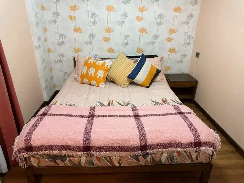 Cama de madera con colchón y dos veladores - 1