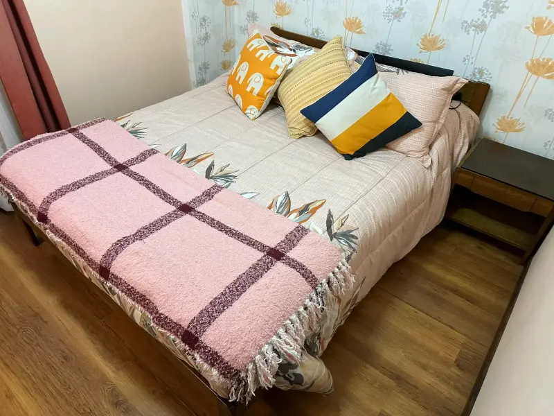 Cama de madera con colchón y dos veladores - 2