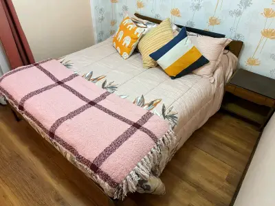 Cama de madera con colchón y dos veladores - miniatura 2