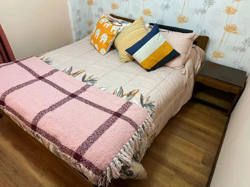 Cama de madera con colchón y dos veladores - 3