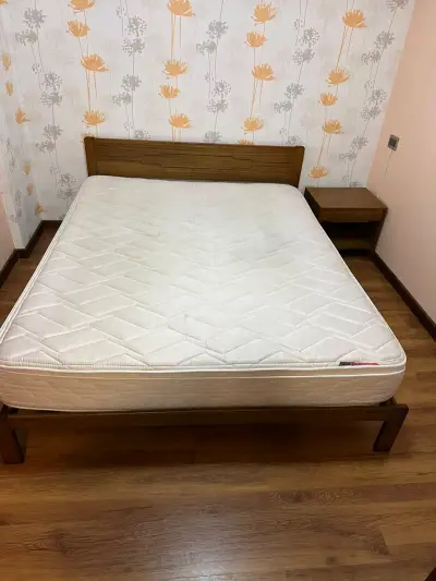 Cama de madera con colchón y dos veladores - miniatura 4