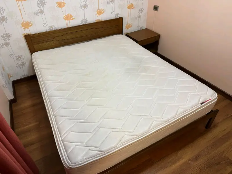 Cama de madera con colchón y dos veladores - 5