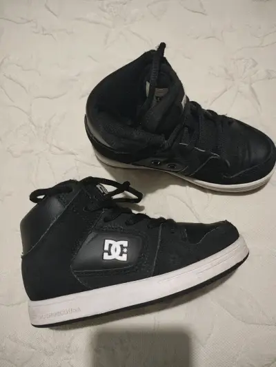 Zapatillas negras DC para niños en buen estado - miniatura 1