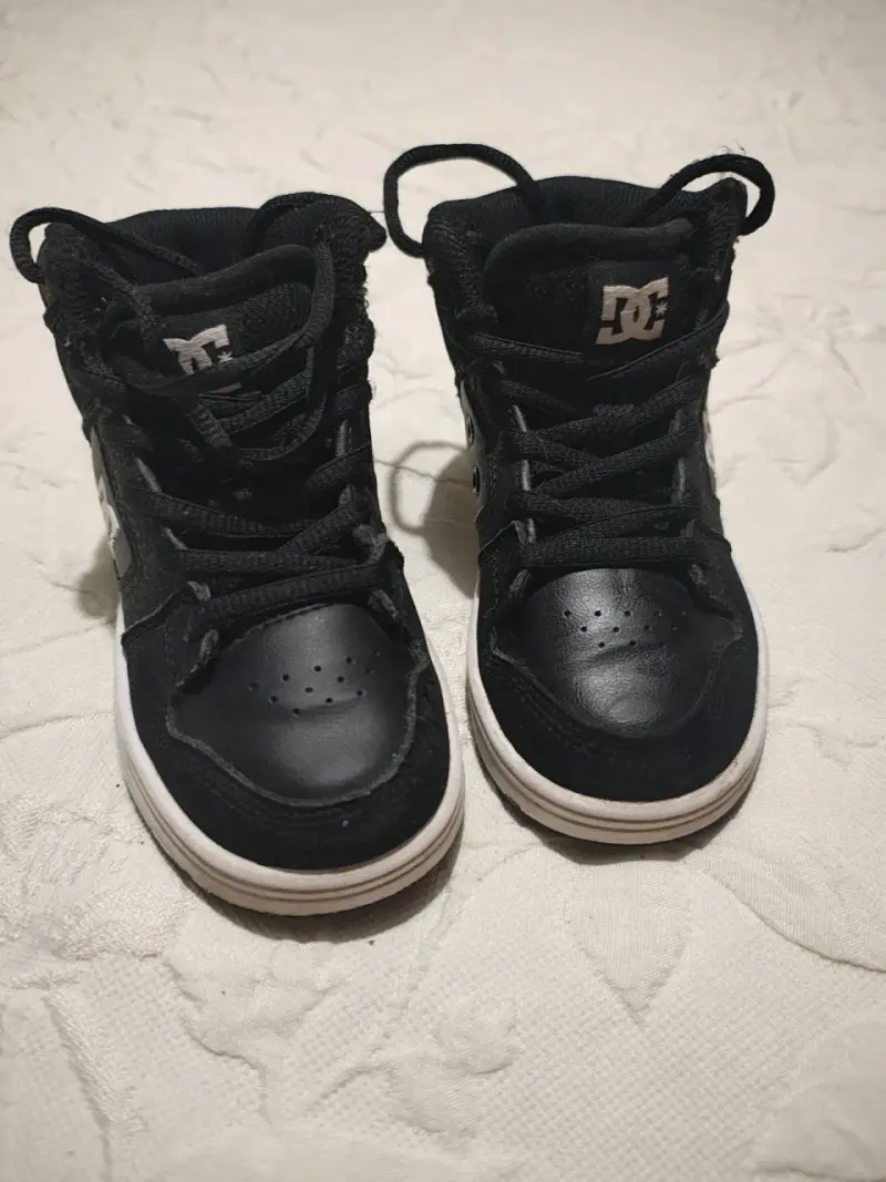 Zapatillas negras DC para niños en buen estado - 2