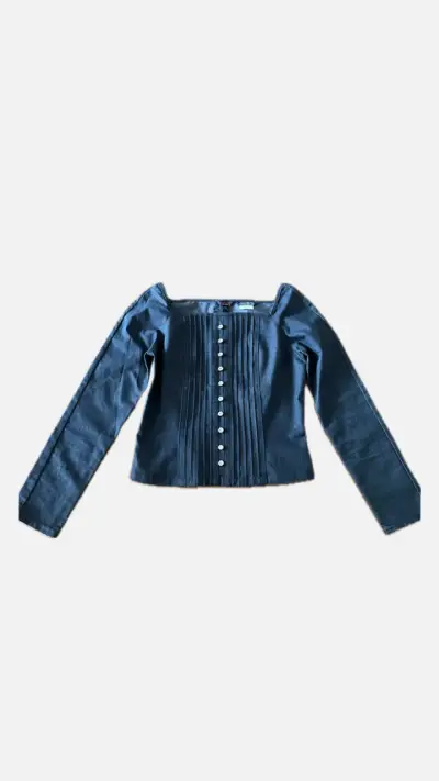 Blusa de mezclilla azul con botones decorativos - miniatura 2