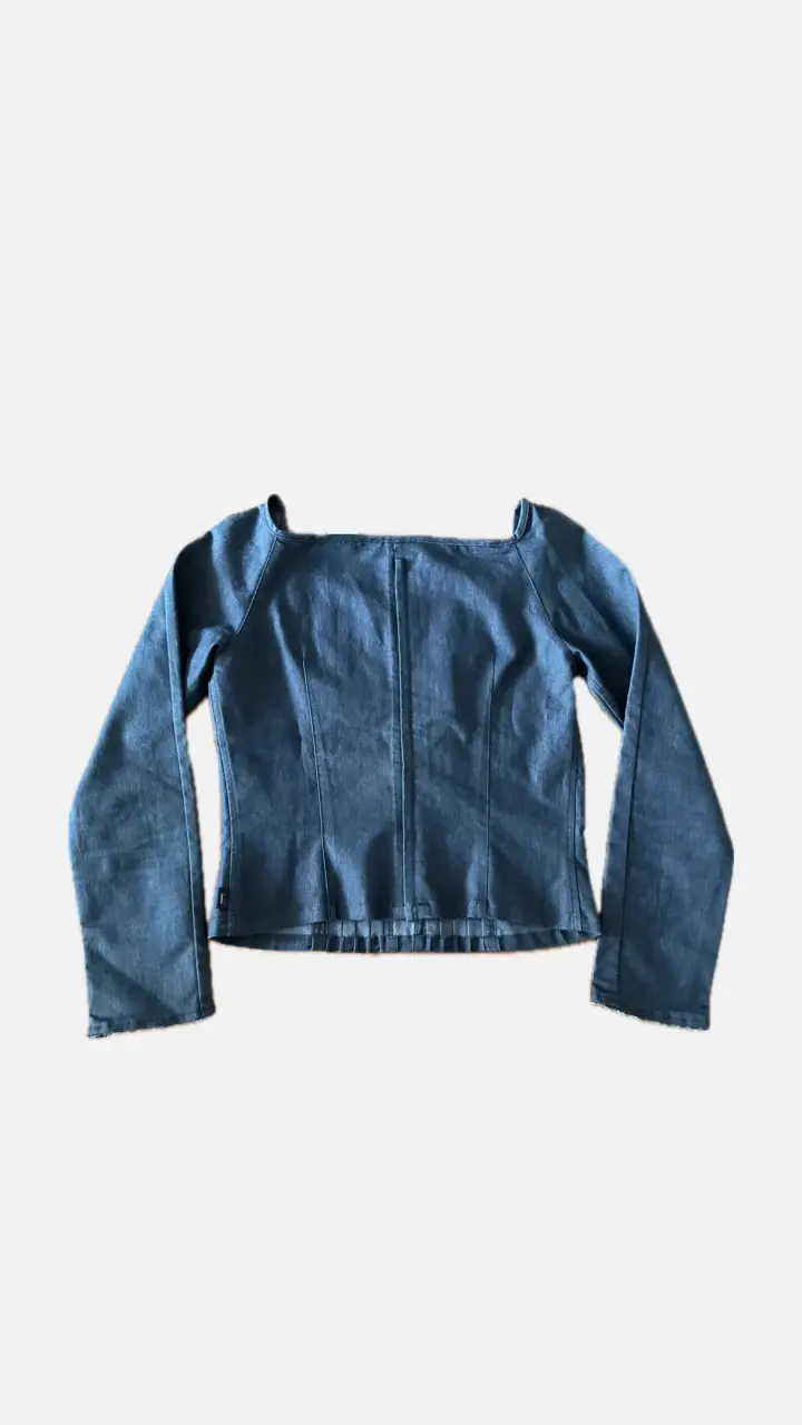 Blusa de mezclilla azul con botones decorativos - 3
