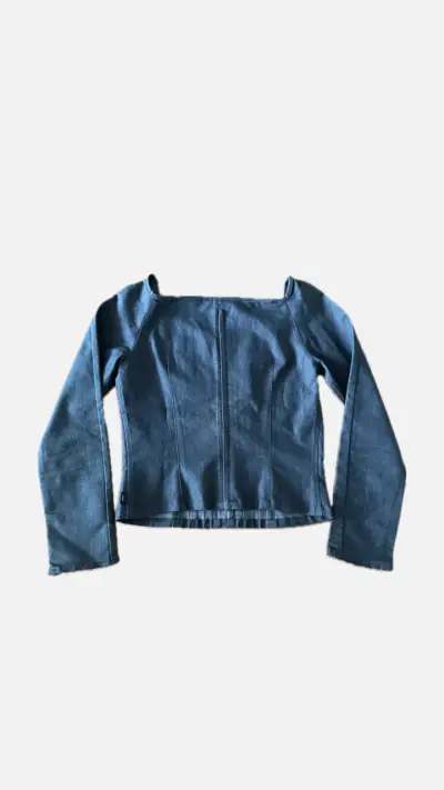 Blusa de mezclilla azul con botones decorativos - miniatura 3