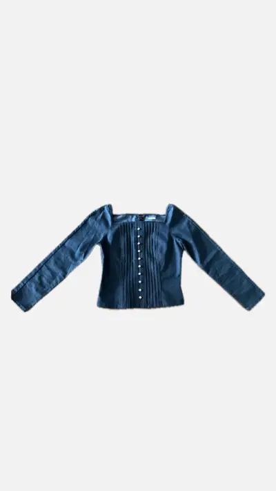 Blusa de mezclilla azul con botones decorativos - miniatura 4
