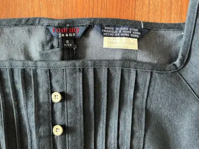 Blusa de mezclilla azul con botones decorativos - miniatura 6