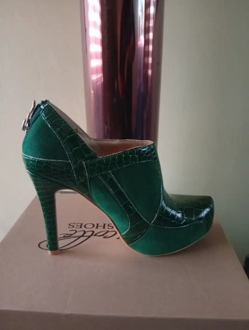 Botines de tacón alto verde con diseño de cocodrilo - 2