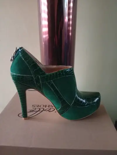 Botines de tacón alto verde con diseño de cocodrilo - miniatura 2