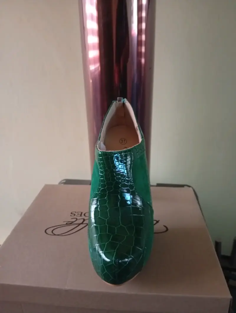 Botines de tacón alto verde con diseño de cocodrilo - 3