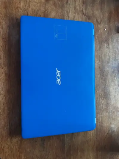Laptop Acer azul con pantalla amplia - miniatura 1
