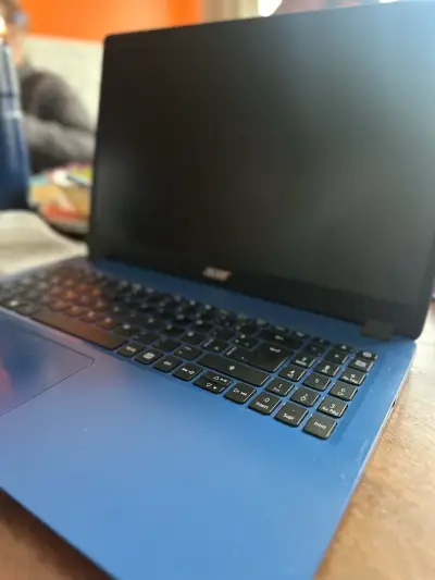 Laptop Acer azul con pantalla amplia - miniatura 2
